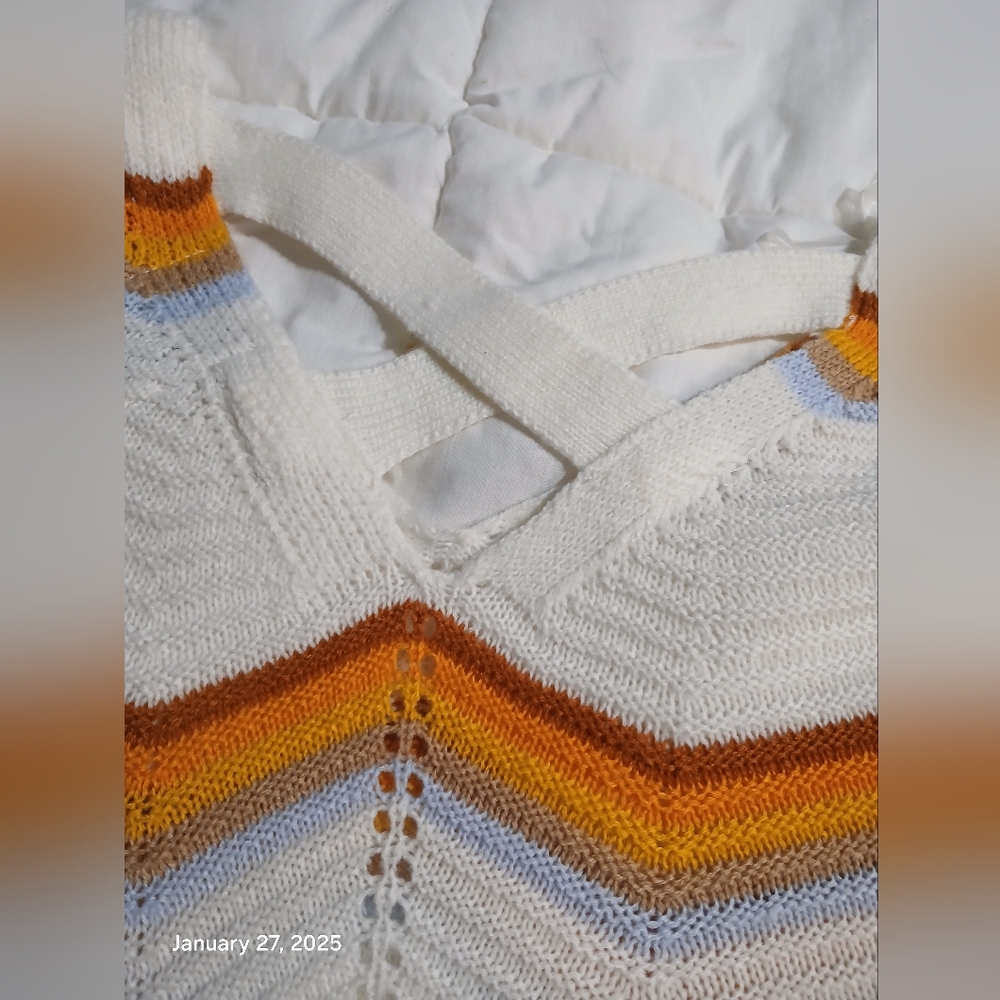Beautiful form fitting sweater - Picture 6 of 7